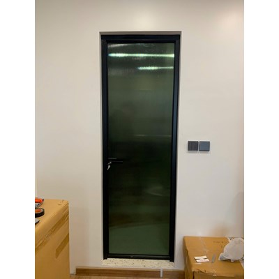 Cửa Slim 1 cánh mở quay kính sóng màu xám khói