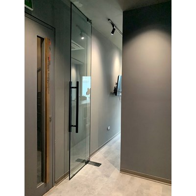 Cửa kính cường lực 1 cánh mở quay cho văn phòng