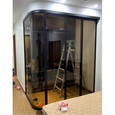 Cửa slim 3 cánh lùa kèm vách uốn cong