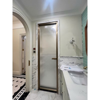 Cửa Slim mở quay 1 cánh màu vàng xước
