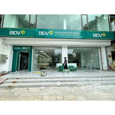 Lắp đặt cửa kính tự động an toàn hiện đại cho ngân hàng BIDV