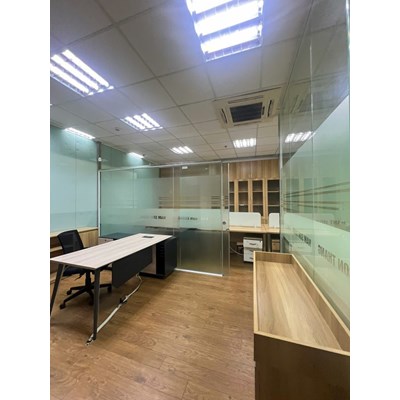 Vách kính văn phòng lửng cánh cửa mở trượt