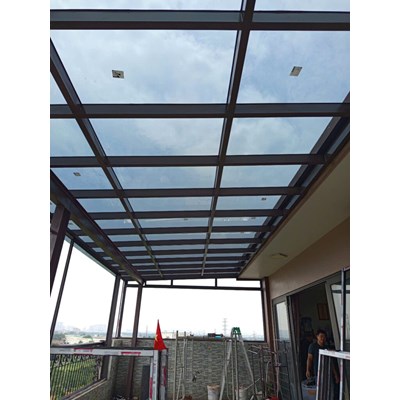 Mái kính cường lực 8mm màu trắng trong bao gồm khung sắt hộp 40x80x1.4mm