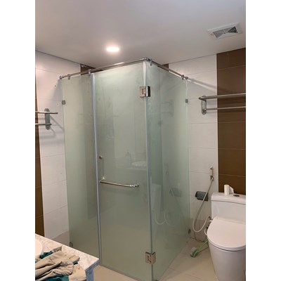 Phòng tắm kính mờ phun cát cánh mở
